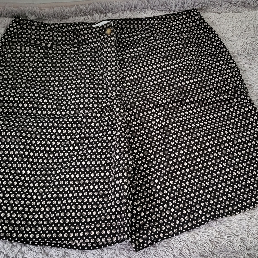 😁*BOGO SALE*😁 Kim Roger's  black/white printed shorts size 18